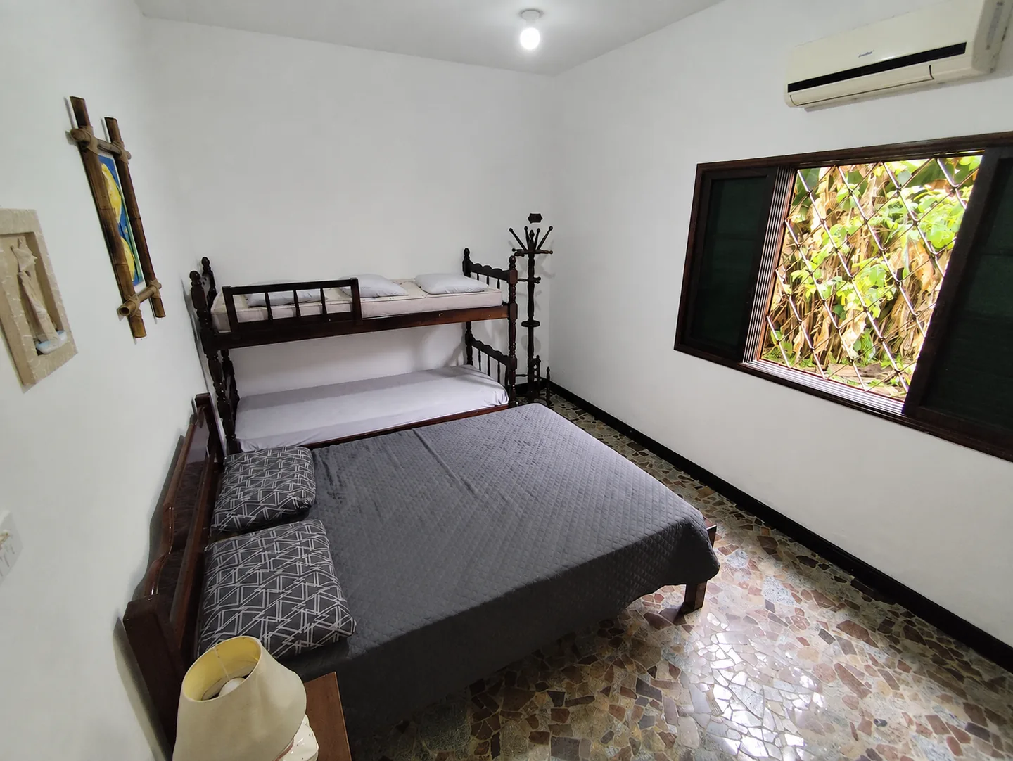 Quarto 1 com cama de casal, beliche e ar-condicionado