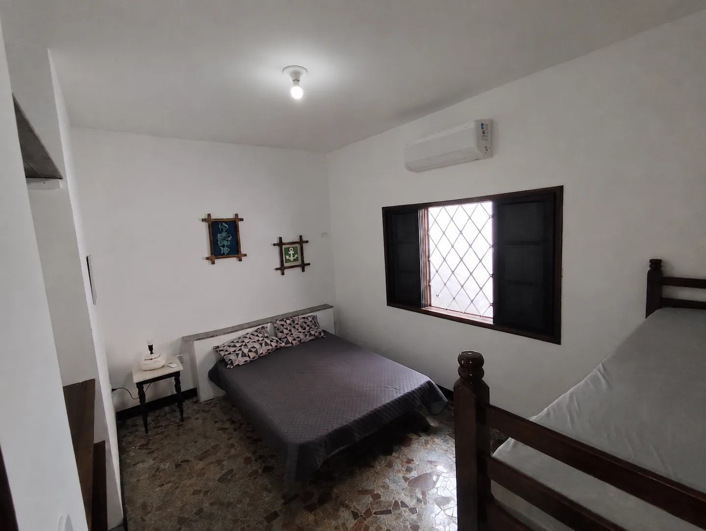 Quarto 2 com cama de casal e beliche