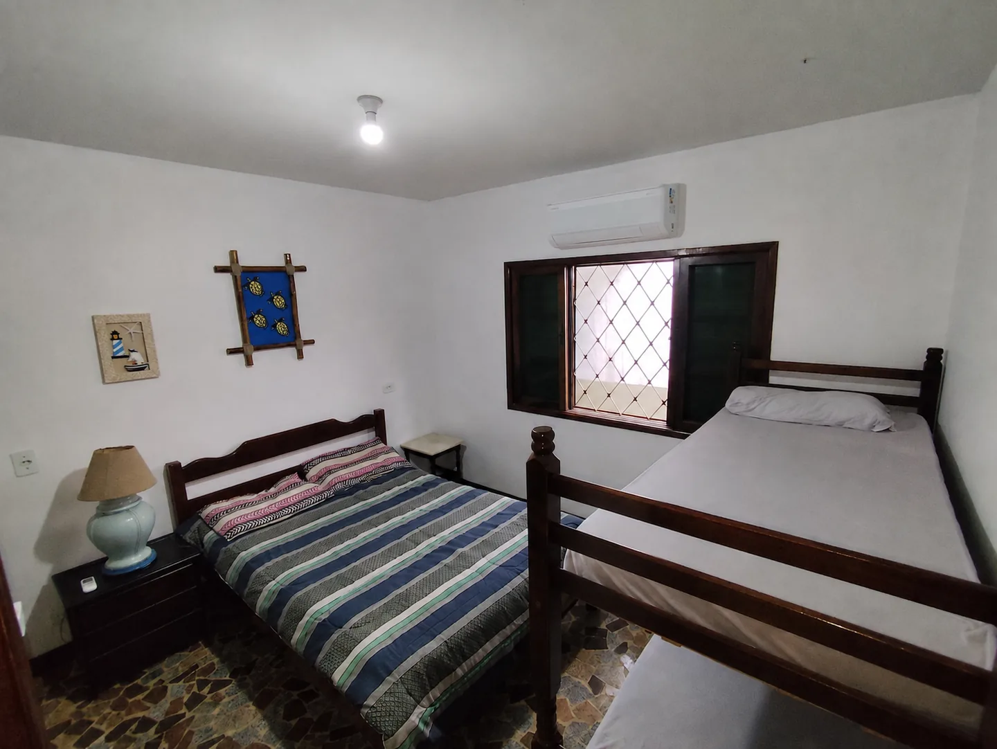 Quarto 3 com cama de casal, beliche e ar-condicionado